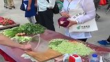 当阿姨亮出包的那一刻，路人都看愣了，亿万富翁这么低调