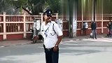看这魔鬼的步伐，印度交警上班，可以坐在路边看一整天，太搞笑了