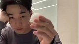 男生用一个乒乓球，弹出了一首曲子前奏