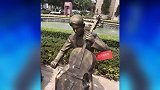 何炅再撞脸雕像！自侃是“勿碰易倒的脆弱的艺术家”