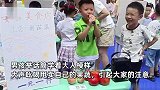 气质拿捏！男孩学大人模样跳蚤市场吆喝甩卖，网友：本季度销冠就你了