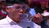 小伙子使出“狮吼功”把玻璃杯都震碎了