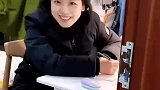 女儿博士毕业不去社交，妈妈想给她拍视频