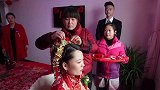刚进门的新娘子，鞠躬认亲，不一会就收了这么多见面礼