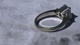 一梦成真！美国女子做梦遇劫匪 生吞2.4克拉钻戒