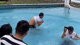 这助理老喜欢接瓶子