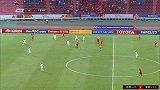 越南中路发起猛攻 阮煌德连晃带过外围怒射稍稍偏出
