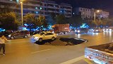 安徽一马路突塌陷现10米宽深坑 小车2轮悬空险坠落