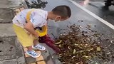 太暖心了，五岁小朋友上街清理积水，这一举动让人泪目！
