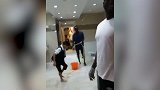 怎能不爱？虔诚教徒烟熏太岁 打扫水房有板有眼