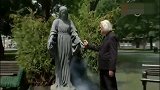 国外恶搞：石像雕塑突然起火要升天？这也太厉害了吧，帅哥看懵了