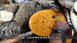印度街头炒饭，做法简单粗暴，底部咖喱表面芝士，民众排队买！