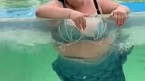 女子与老公在水里拍美人鱼系列婚纱照