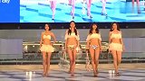 风情万种的极品超模：娇小玲珑的泳装模特，t台展示不一样的美