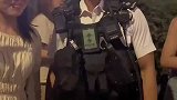 年纪这么轻就是高级督察了，居然还长得那么帅