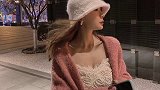 后来才明白男人用钱照顾的女孩是不会轻易放她走的 而那些甜言蜜语换来的女孩到最后说放弃就放弃