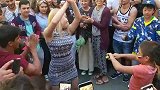 体坛直击： 红场球迷街 女球迷抖臀热舞引欢呼