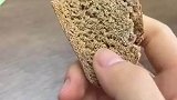 自己做的全麦面包，桌子被敲坏了，做个全麦桌子