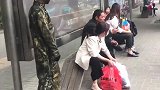 男子街头恶搞，扮铜人吓唬路人，没想到美女竟然是这样的反应