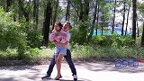 二货小伙打劫美女，不想美女扮猪吃老虎，轻松把小伙制服