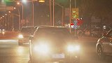开车遇到远光狗怎么办？交警：不用对射，用这一招对方就服软！