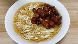 小炖肉面你们真的会做吗？农村姑娘教你几点小诀窍，肉香面清爽