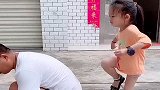 女儿在背后踢爸爸，结果却反被老爸恶搞，下一幕太惨了！