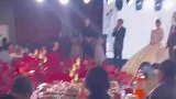 大爷上台祝词太紧张，双手双脚不自觉颤抖