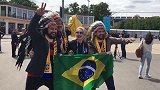 世界杯揭幕战最受欢迎的竟是巴西球迷 俄罗斯美女争相合影