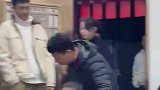 过年团聚后家人都要离开了，爷爷坐在位置上，不知所措地喝茶