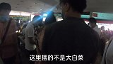 中缅边境旅游，走进当地早市老板娘不卖白菜，但是卖石头