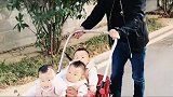 爸爸带着龙凤三胞胎兄妹逛马路，这场面太强大了，回头率超高