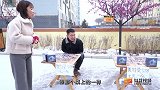 2人摆摊卖奥特曼卡牌，价格一样顾客却只去另一边，为什么