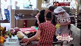 花样姐姐美厨娘姜妍在厨房做饭，大华打杂还捣乱，真是太调皮