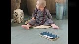 小宝宝打扮成萌和尚，样子可爱极了