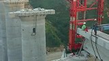 跨越高低不一的桥墩，架桥机和建设者厉害了！