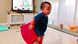 小宝宝想从椅子上出来，结果却夹着椅子一起走，笑翻了！