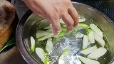 炒丝瓜第1步刨皮就做错了，大厨教你3个步骤，放久了也不会发黑