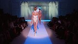 高级内衣时装秀，性感的模特配上完美的舞台
