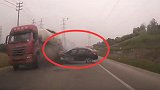 小车偏离车道撞上货车 瞬间旋转180度当场“肢解”