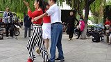 快乐大叔带着两个女人跳起快乐的吉特巴舞一拖二