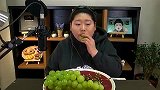 韩国胖妞挑战美味翡翠葡萄，一口一个