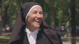 国外恶搞，修女在现场哺乳，不料遇到同事，修女直接把孩子送路人