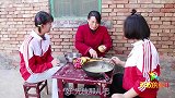 妈妈给姐妹做“水果海底捞”，在家也能做出美味！真好吃