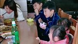 不愧是爸爸的小棉袄，妈妈不让爸爸喝酒，女儿偷偷给爸爸！