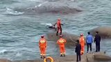 游客海边游玩遇涨潮被困礁石上，消防员连救5人！再次提醒：假期游玩，注意安全！