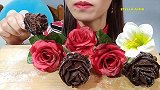美女吃草莓巧克力玫瑰，做工真不错，看着好好吃