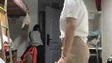 女生寝室内表演羽毛球发球，一挥拍瞬间天昏地暗