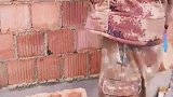 建房工人发出灵魂拷问，空心砖怎么砌