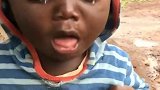 非洲宝宝被抛弃，哭的嘴里东西都掉了，看着真是心疼